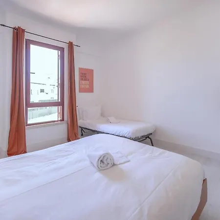 Flat & Oceanview Rooftop Apartment *